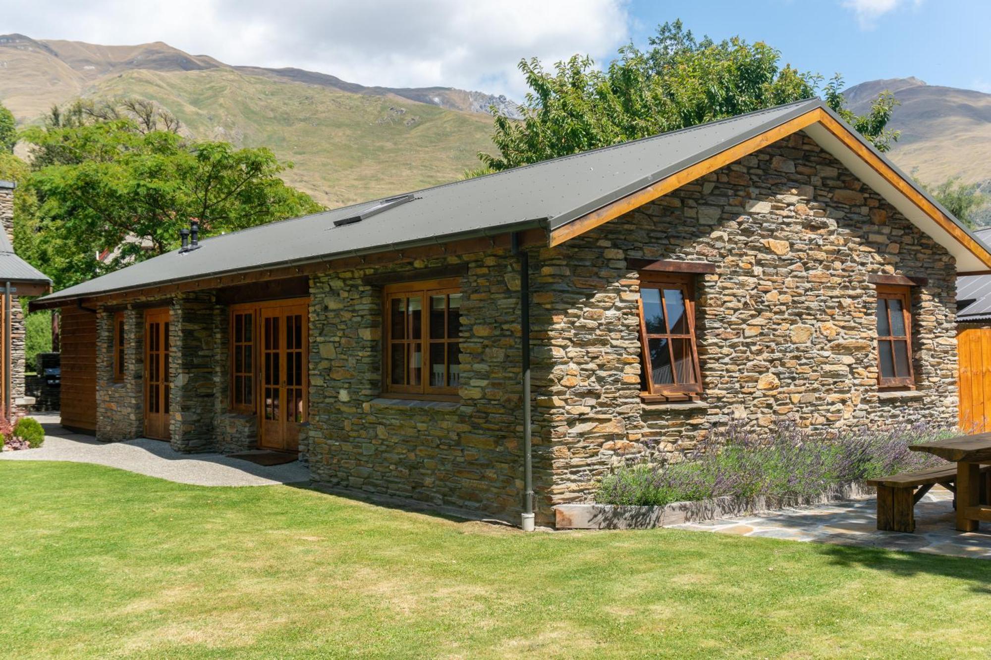 Wanaka Homestead Lodge & Cottages Экстерьер фото